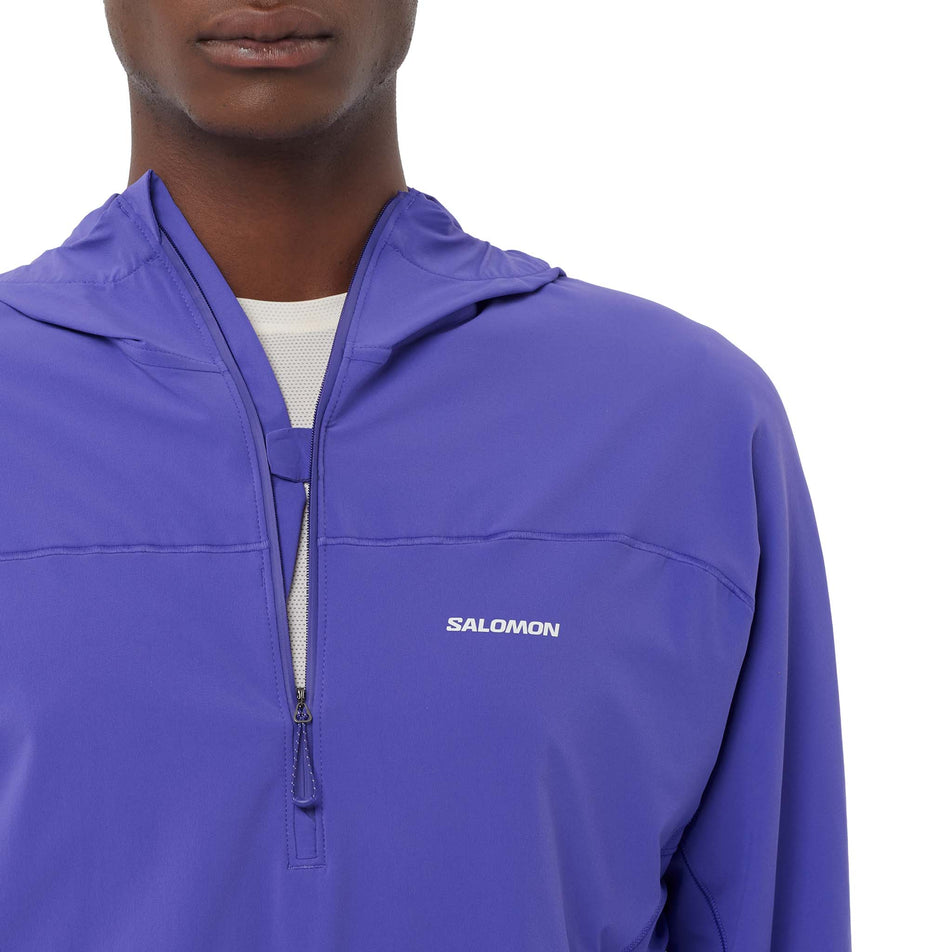 Close-up of the zip on the front of the Salomon Men's Sense Aero Hybrid Midlayer Jacket with Hood in the Liberty colourway. (8736774226082)