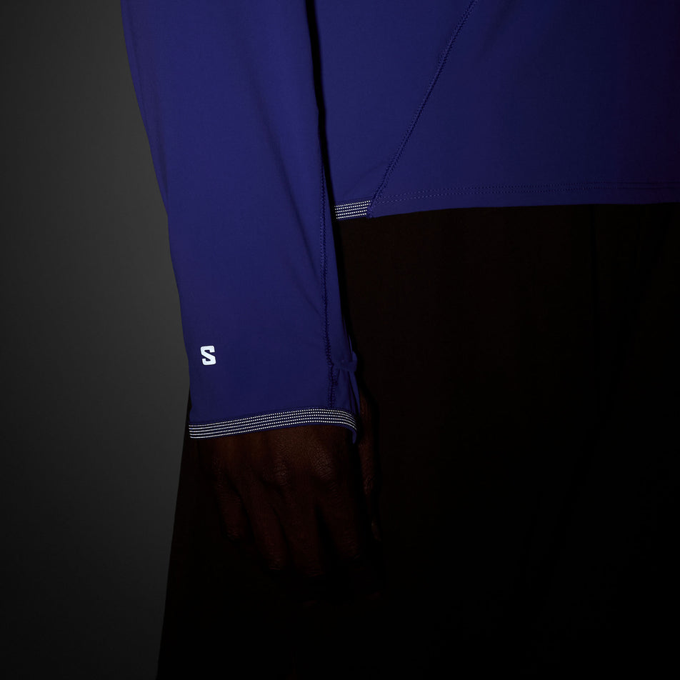 The reflective details on the sleeve of the Salomon Men's Sense Aero Hybrid Midlayer Jacket with Hood in the Liberty colourway. (8736774226082)