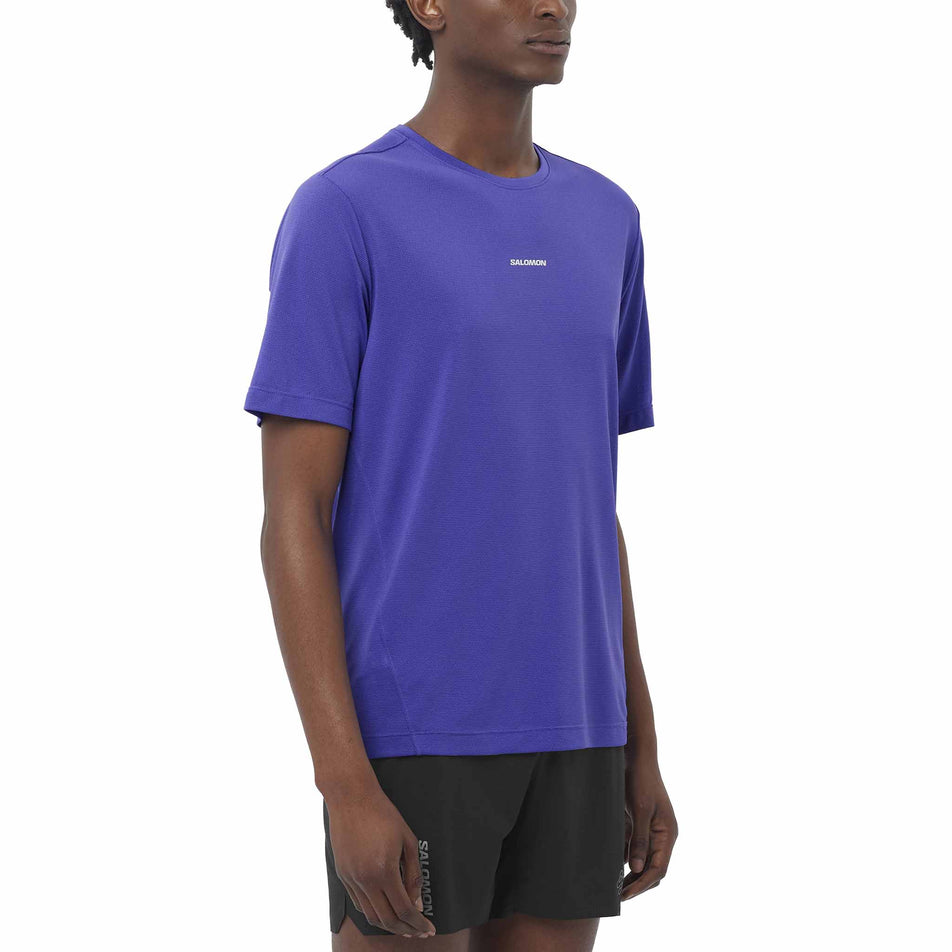 Front view of a model wearing the Salomon Men's SHAKEout CORE Short-Sleeve T-Shirt in the Liberty colourway. (8736839893154)
