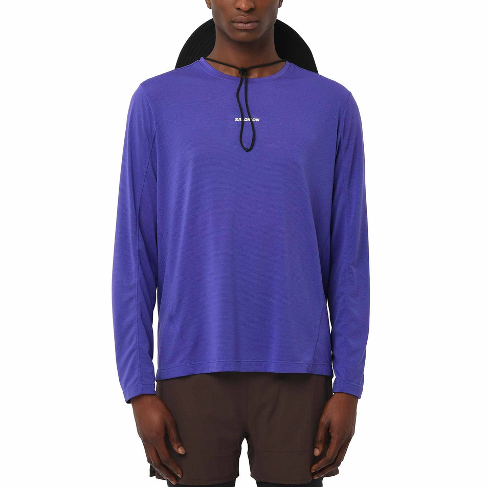 Front view of a model wearing the Salomon Men's SHAKEout CORE Long-Sleeve T-Shirt in the Liberty colourway. (8736829866146)