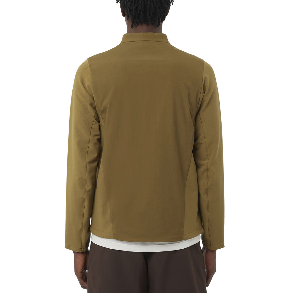 Back view of a model wearing the Salomon Men's Mountain Flex Hybrid Insulated Jacket in the Brilliant Olive colourway. (8781934002338)