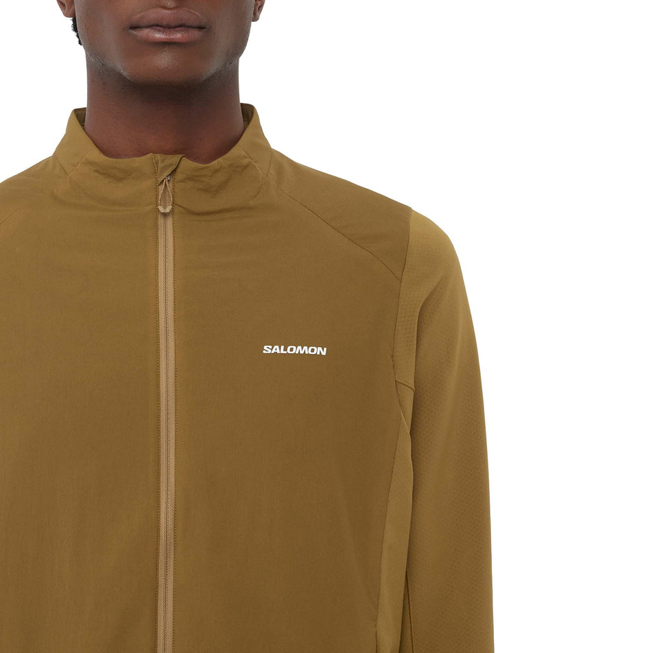 Front view of a model wearing the Salomon Men's Mountain Flex Hybrid Insulated Jacket in the Brilliant Olive colourway. (8781934002338)