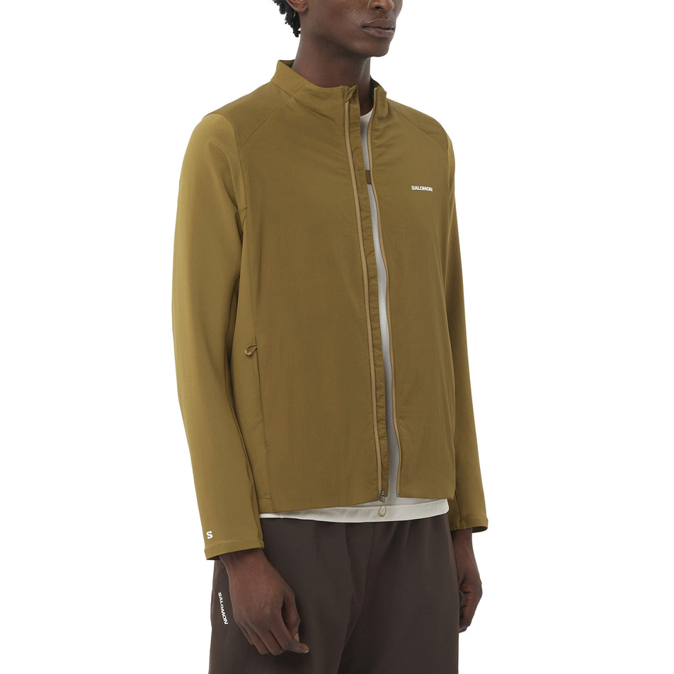 Front view of a model wearing the Salomon Men's Mountain Flex Hybrid Insulated Jacket in the Brilliant Olive colourway. (8781934002338)