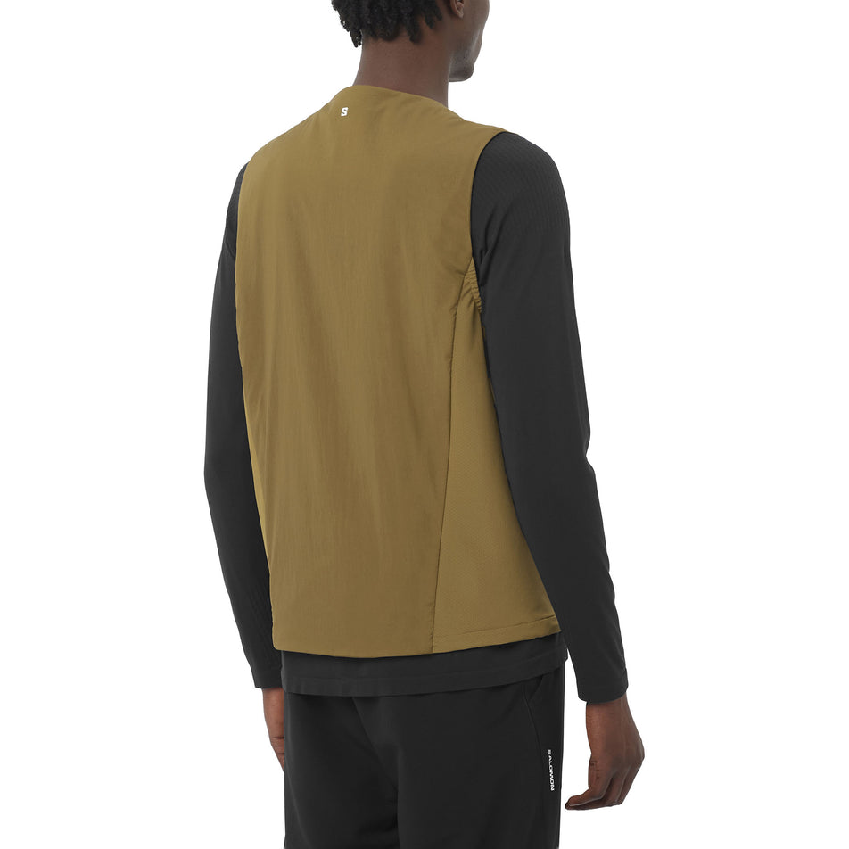 Back view of a model wearing the Salomon Men's Mountain Flex Hybrid Running Vest in the Brilliant Olive colourway. (8781943111842)