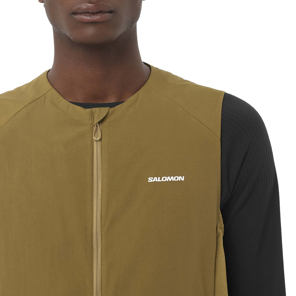 Front view of a model wearing the Salomon Men's Mountain Flex Hybrid Running Vest in the Brilliant Olive colourway. (8781943111842)