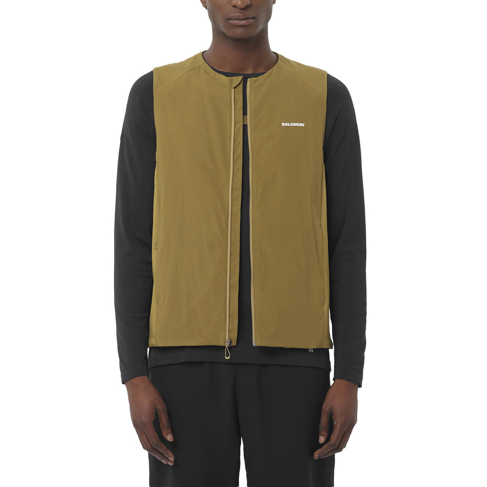 Front view of a model wearing the Salomon Men's Mountain Flex Hybrid Running Vest in the Brilliant Olive colourway. (8781943111842)