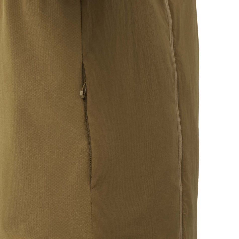 Close-up view of the zippered pocket on the Salomon Men's Mountain Flex Hybrid Running Vest in the Brilliant Olive colourway. (8781943111842)