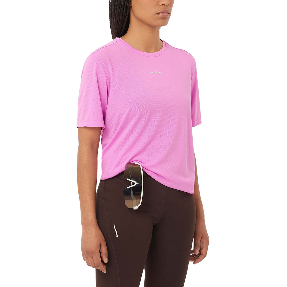 Front view of a model wearing the Salomon Women's SHAKEout CORE Short Sleeve T-Shirt in the Cyclamen colourway. (8730445840546)