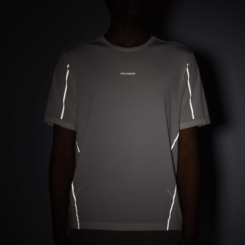 The reflective details on the Salomon Men's SHAKEout CORE Stellar Short-Sleeve T-Shirt in the Whisper White colourway. (8736832192674)