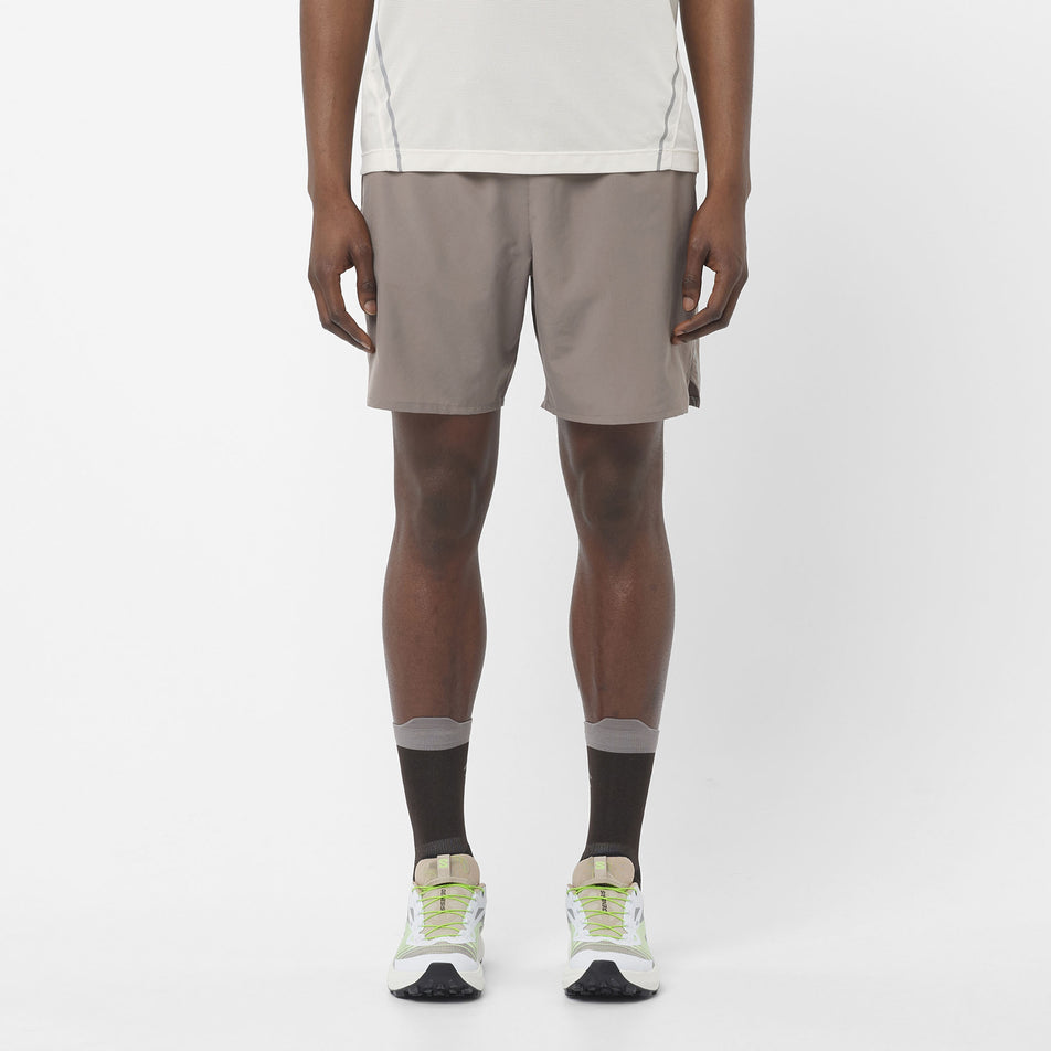 Front view of a model wearing the Salomon Men's SHAKEout CORE Stellar 7