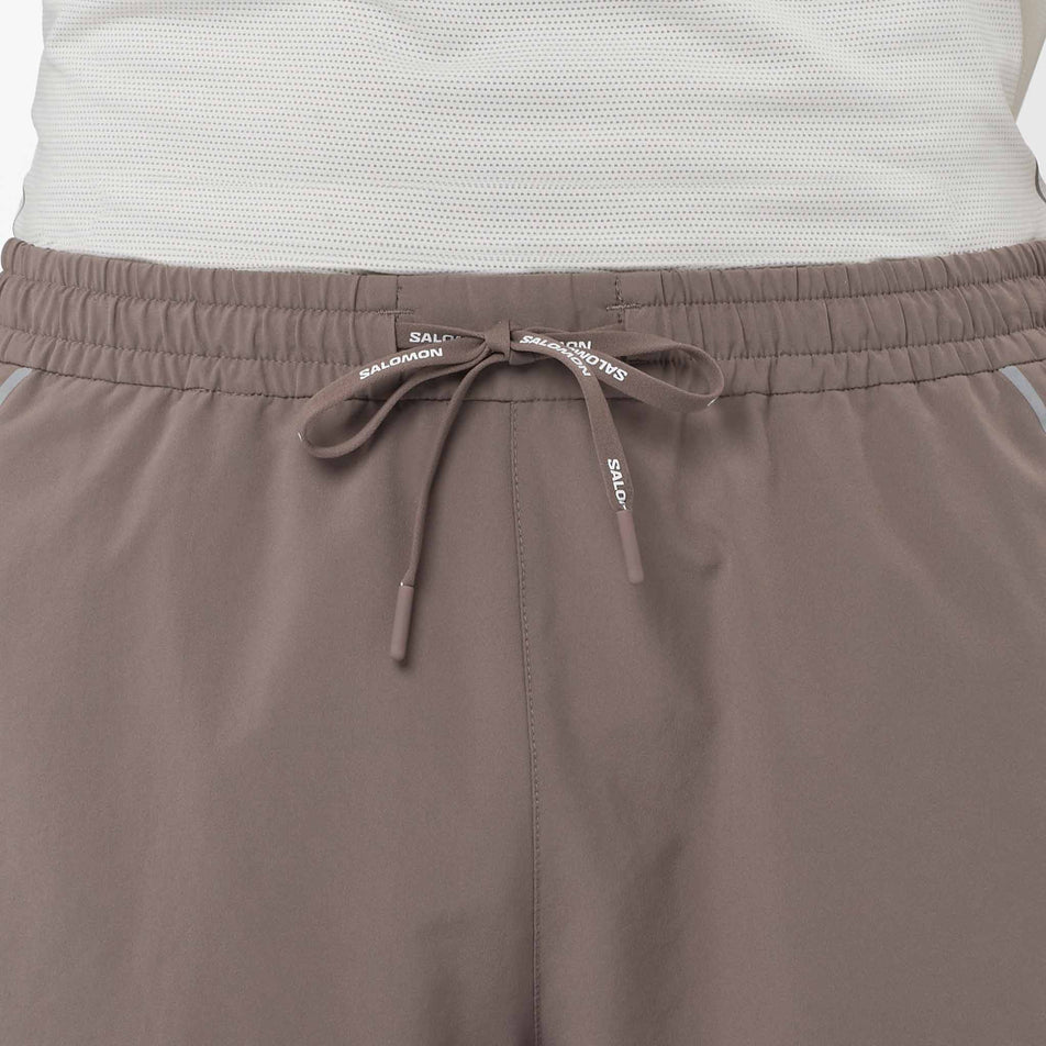 Close-up view of the drawcord on the front of the Salomon Men's SHAKEout CORE Stellar 7