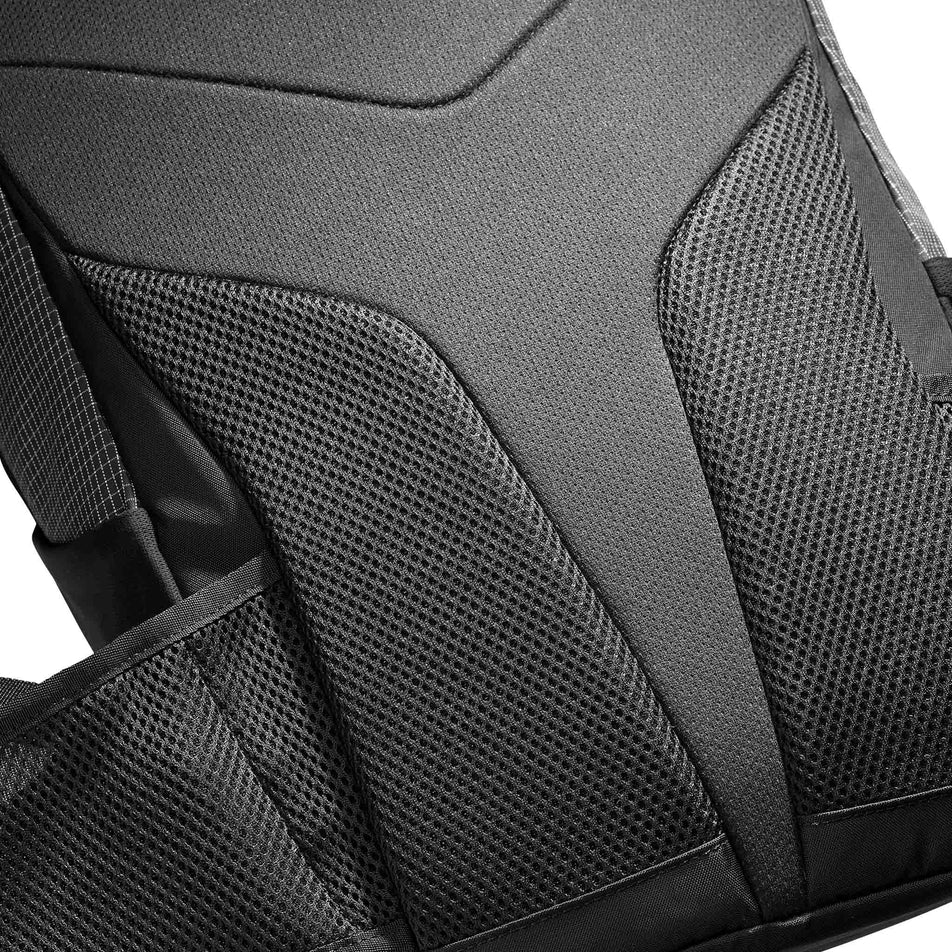 Close-up view of the back panel of the Salomon Unisex Trailblazer 20 Commuter Bag in the Black/White colourway. (8737342095522)