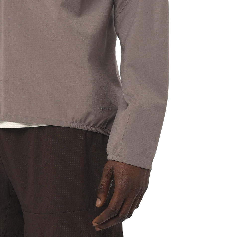 Close-up view of the sleeve on the Salomon Men's Bonatti Trail Shell Jacket in the Iron colourway. (8736773374114)