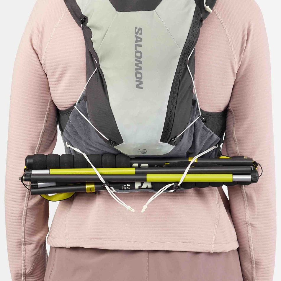 The running-pole storage capacity on the Salomon Unisex ADV Skin 12 Gradient Running Vest with flasks included in the Phantom/Castlerock/Icicle colourway. (8737327317154)