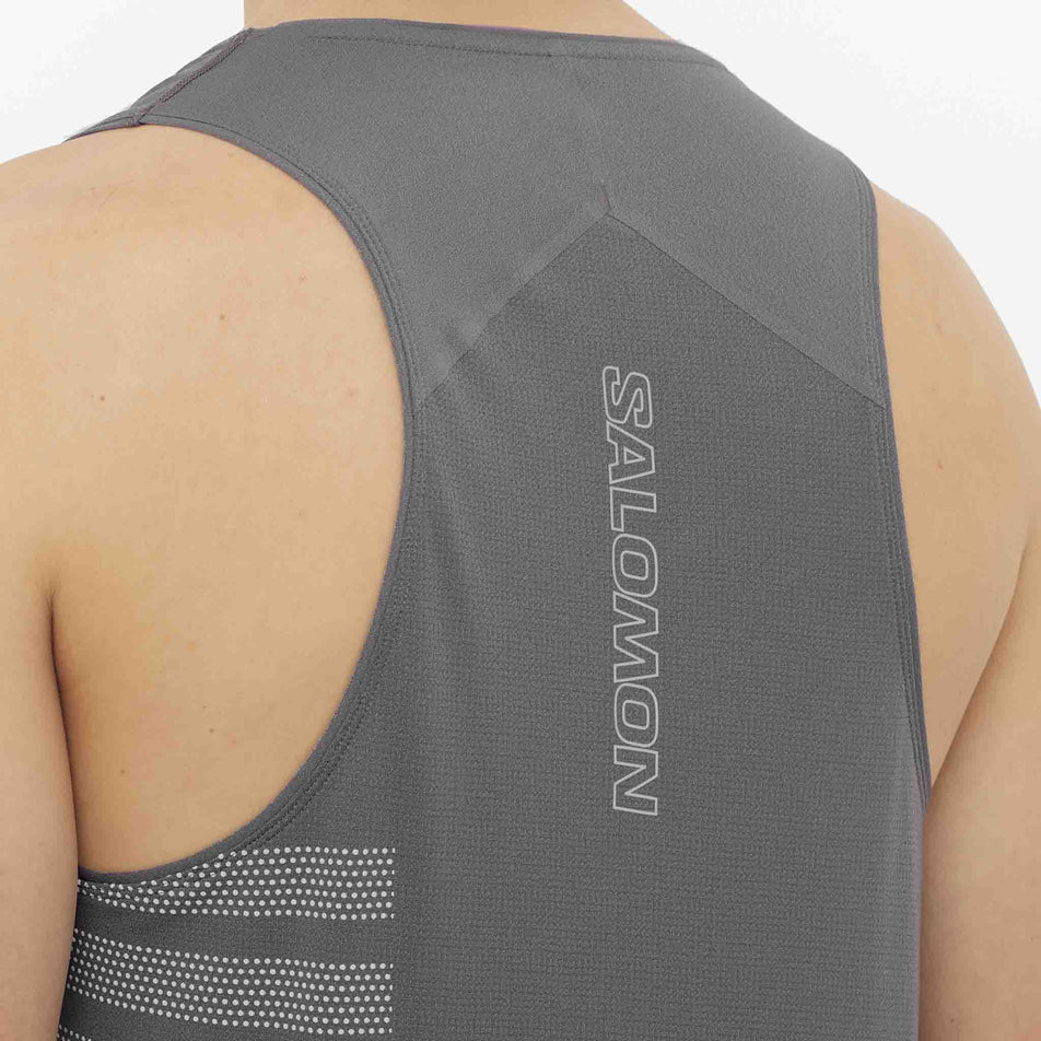 Close up of the back of the Salomon Men's Sense Aero Graphic Tank in the Castlerock/White colourway. (8577963032738)