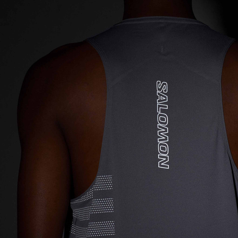 The reflective Salomon logo on the back of the Salomon Men's Sense Aero Graphic Tank in the Castlerock/White colourway. (8577963032738)