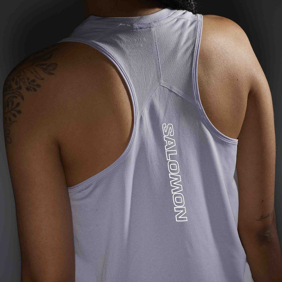 The reflective Salomon graphic on the back of the Salomon Women's Sense Aero Tank in the Cosmic Sky colourway. (8577401487522)