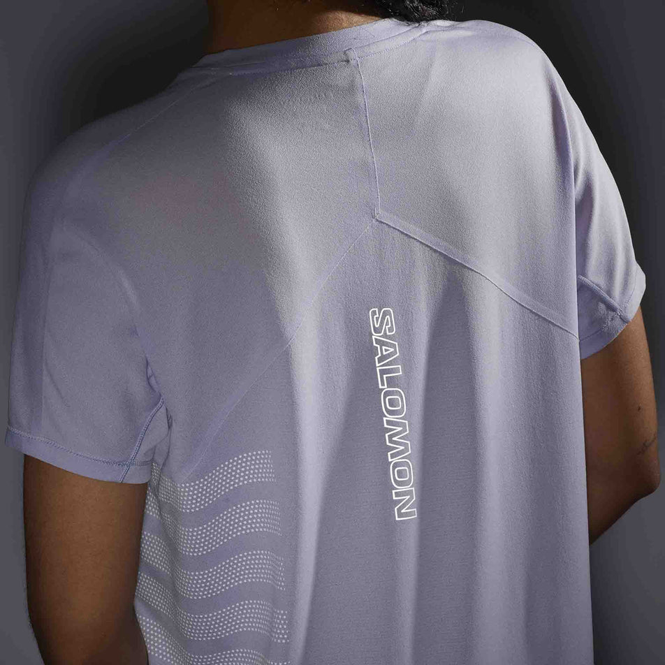 The reflective Salomon logo on the back of the Salomon Women's Sense Aero Graphic Short Sleeve T-Shirt in the Cosmic Sky/White colourway. (8574209523874)