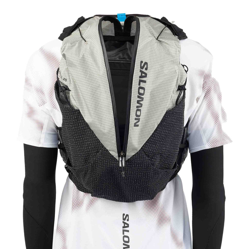 The main zip compartment on the Salomon Unisex S/LAB Adventure 20 Running Vest with flasks included in the Black/White colourway. (8737335279778)