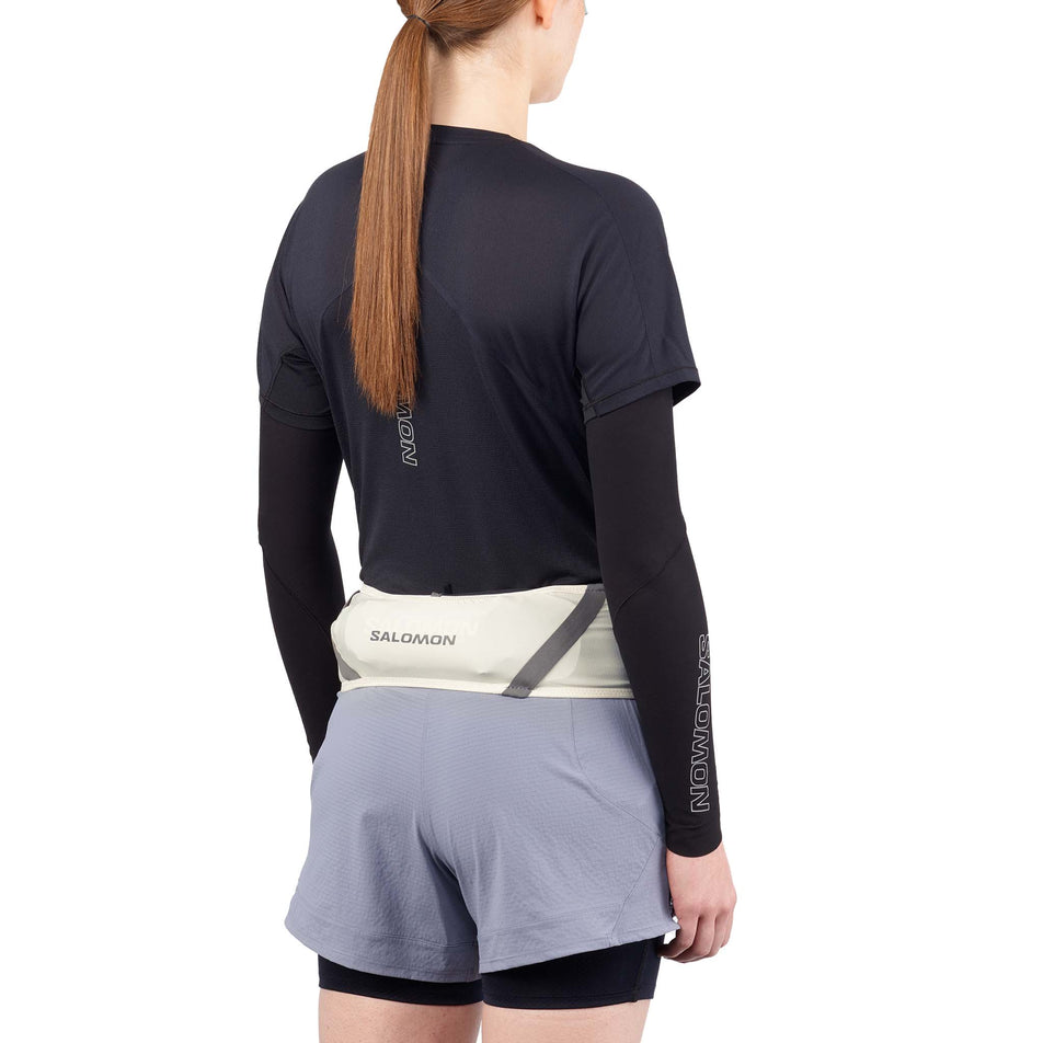 Back view of a model wearing the Salomon Unisex Pulse Belt in the Icicle/Castlerock colourway. (8738072821922)