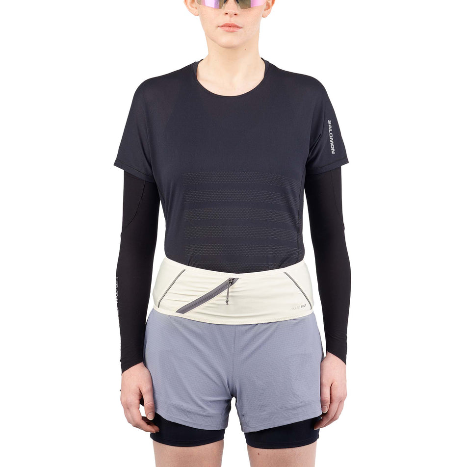 Front view of a model wearing the Salomon Unisex Pulse Belt in the Icicle/Castlerock colourway. (8738072821922)