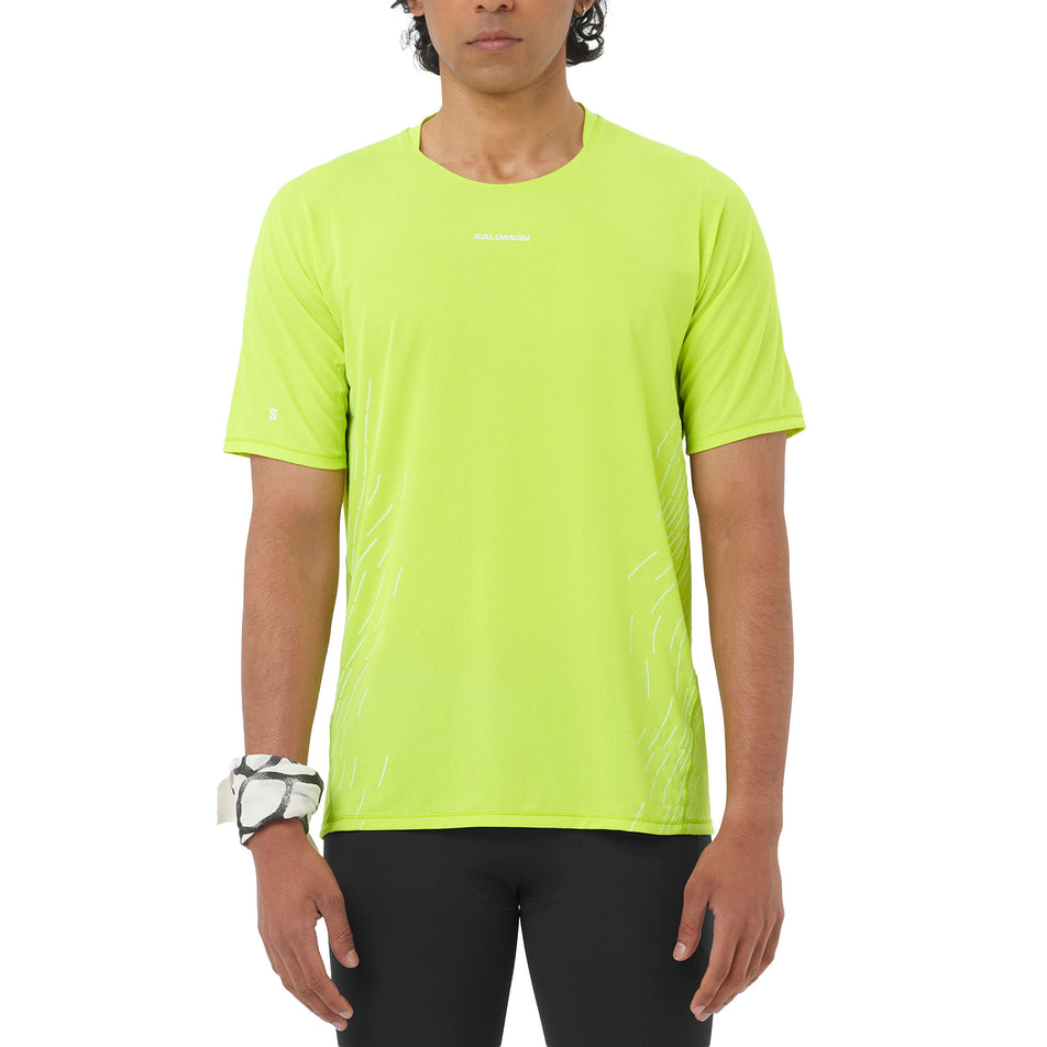 Front view of a model wearing the Salomon Men's Sense Aero SS Tee GFX in the Acid Lime/Butterfly colourway.