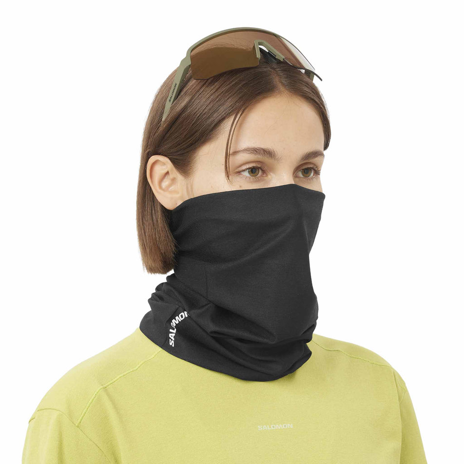 Front view of a model wearing the Salomon Unisex Neck Gaiter in the Deep Black colourway.
