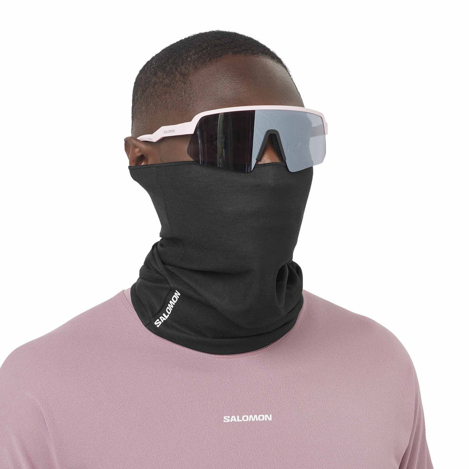 Front view of a model wearing the Salomon Unisex Neck Gaiter in the Deep Black colourway.