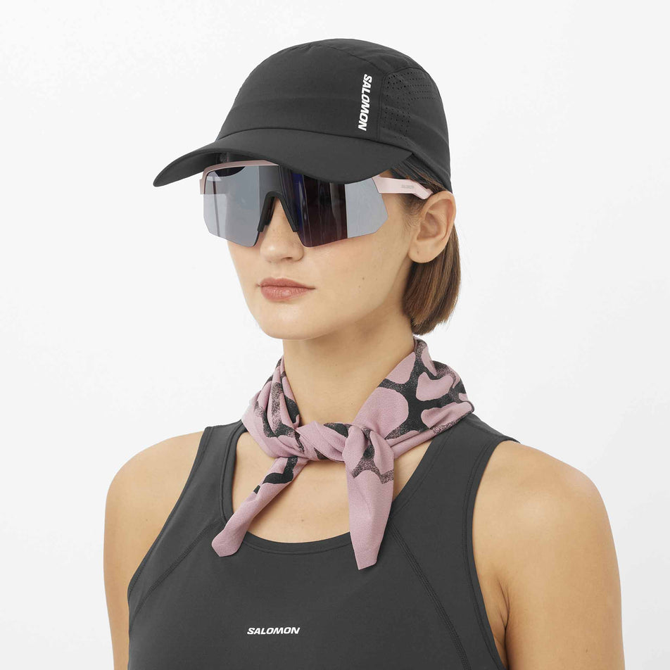 Front view of a model wearing the Salomon Unisex Shakeout Cap in the Deep Black colourway.