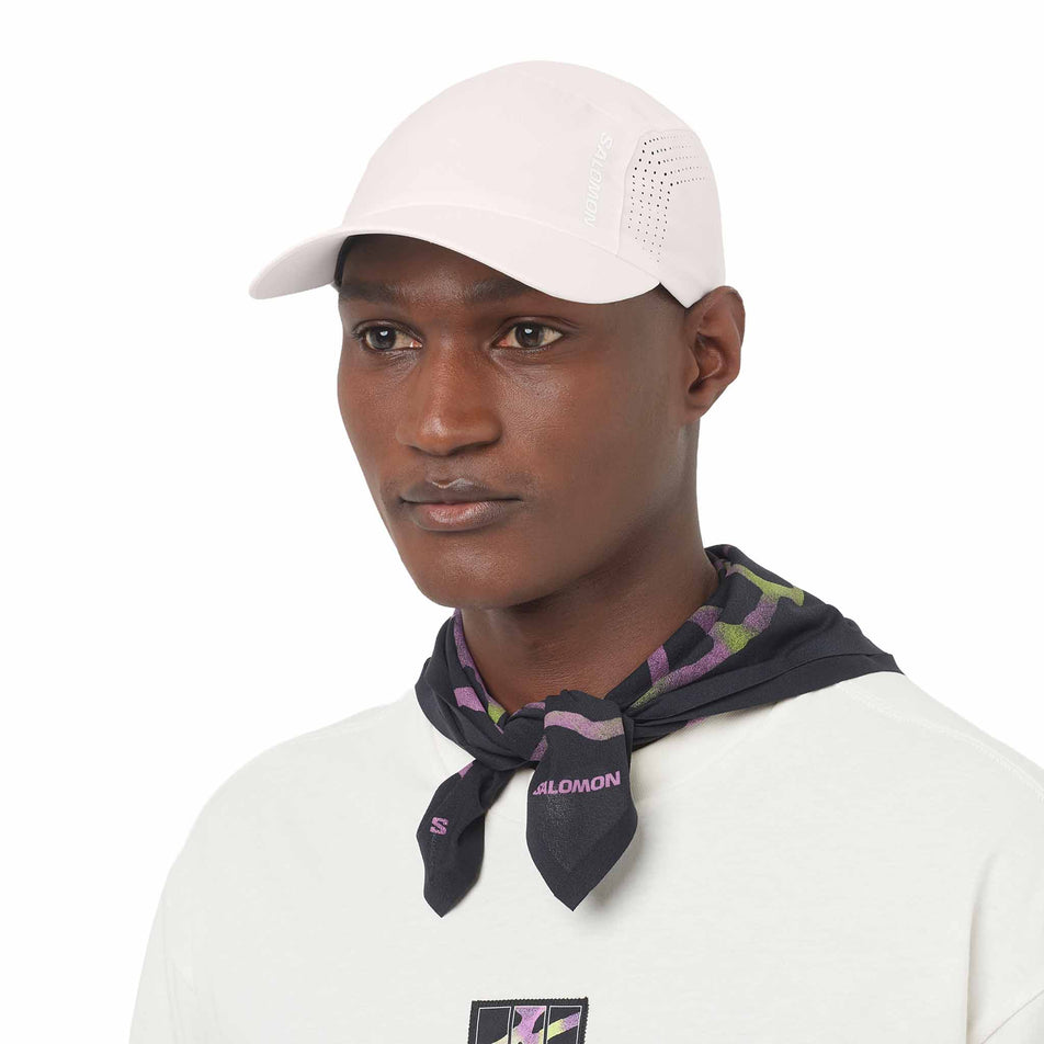 Front view of a model wearing the Salomon Unisex SHAKEout Cap in the Whisper White colourway.