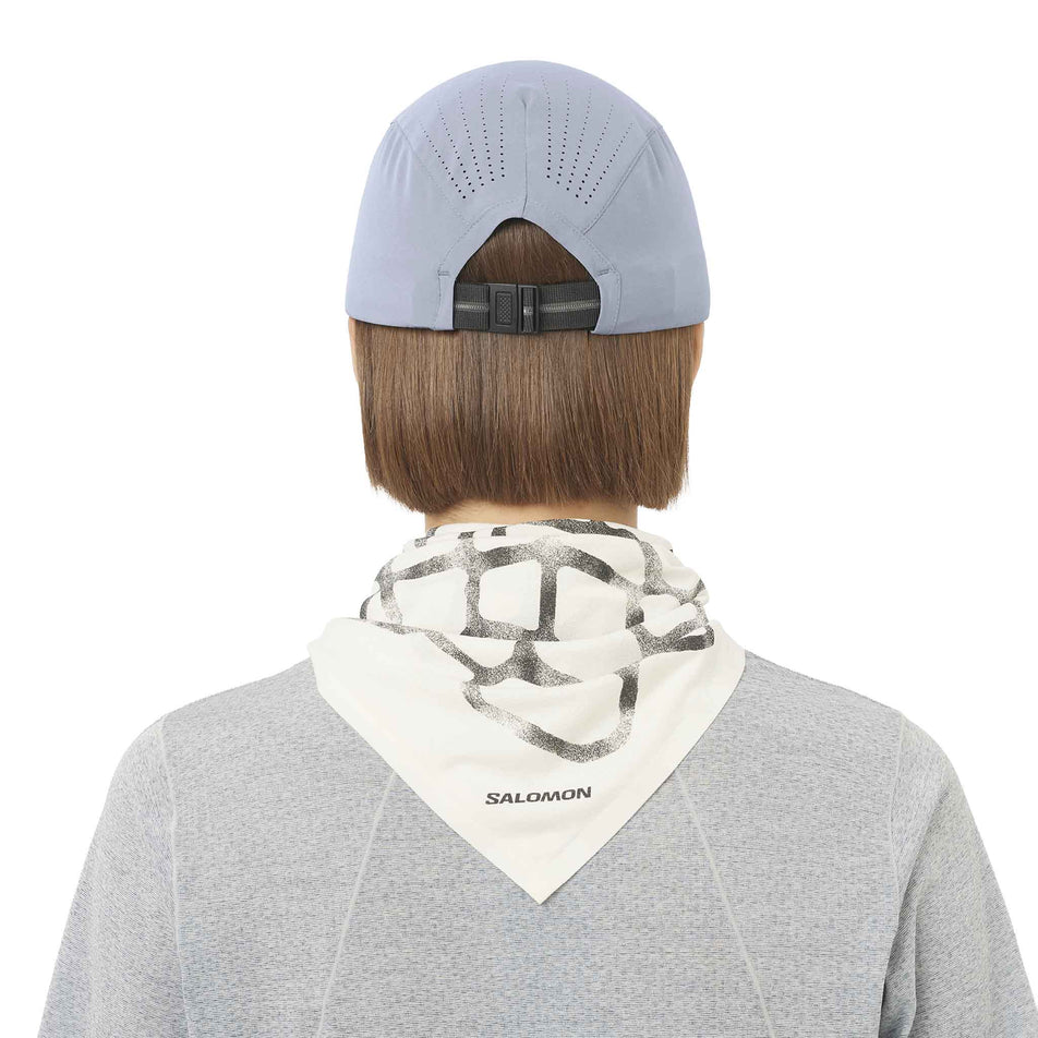 Back view of a model wearing the Salomon Unisex SHAKEout Cap in the Trade Winds colourway.