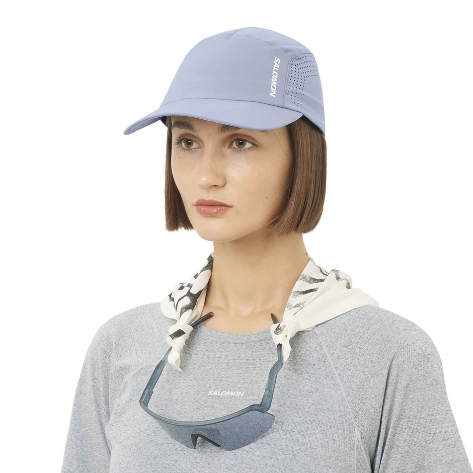 Front view of a model wearing the Salomon Unisex SHAKEout Cap in the Trade Winds colourway.