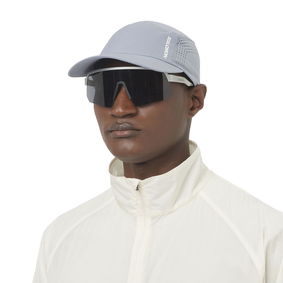 Front view of a model wearing the Salomon Unisex SHAKEout Cap in the Trade Winds colourway.