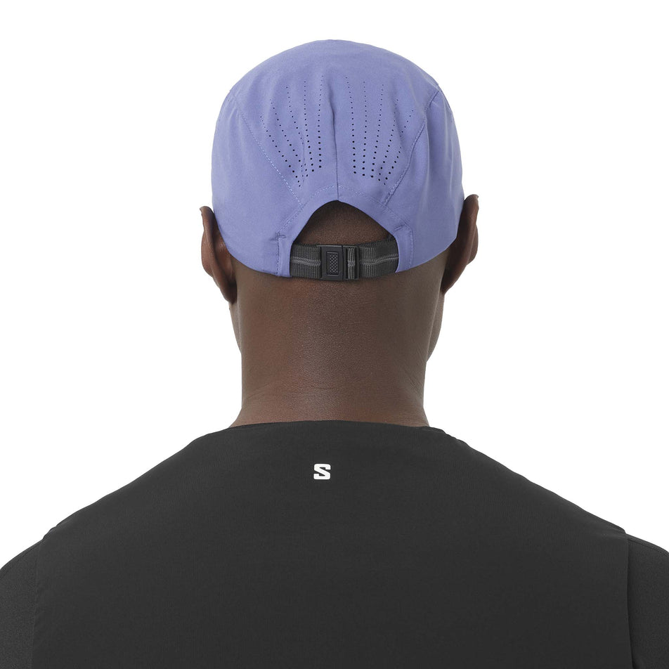 Back view of a model wearing the Salomon Unisex SHAKEout Cap in the Marlin colourway.