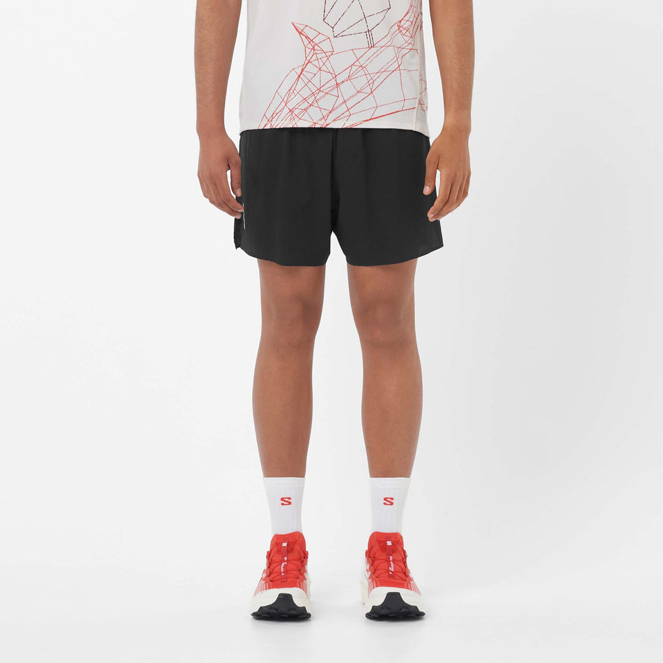 Front view of a model wearing the Salomon Men's Sense Aero Stow 5