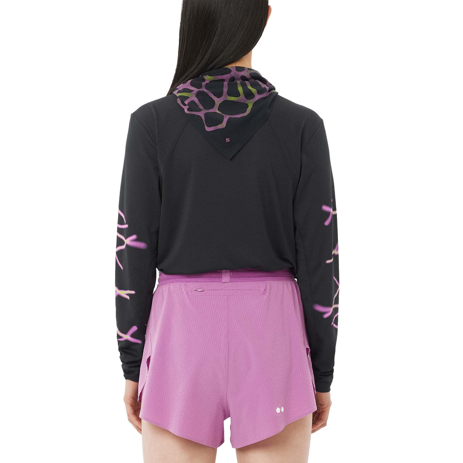 Salomon | Women's SHKout Core LS Tee GFX - Deep Black