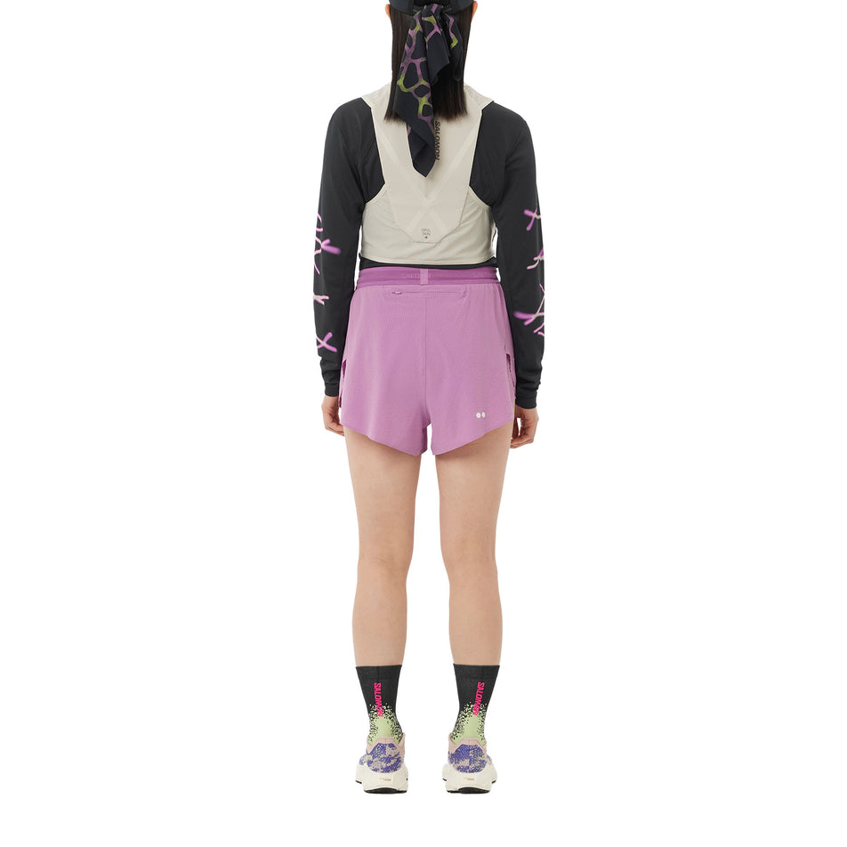 Salomon | Women's SHKout Core LS Tee GFX - Deep Black