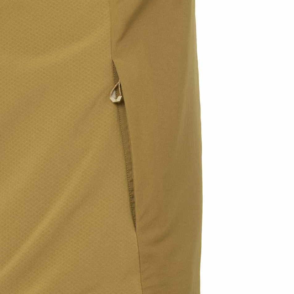 Close-up view of the zip on the Salomon Women's Mountain Flex Hybrid Insulated Jacket in the Brilliant Olive colourway