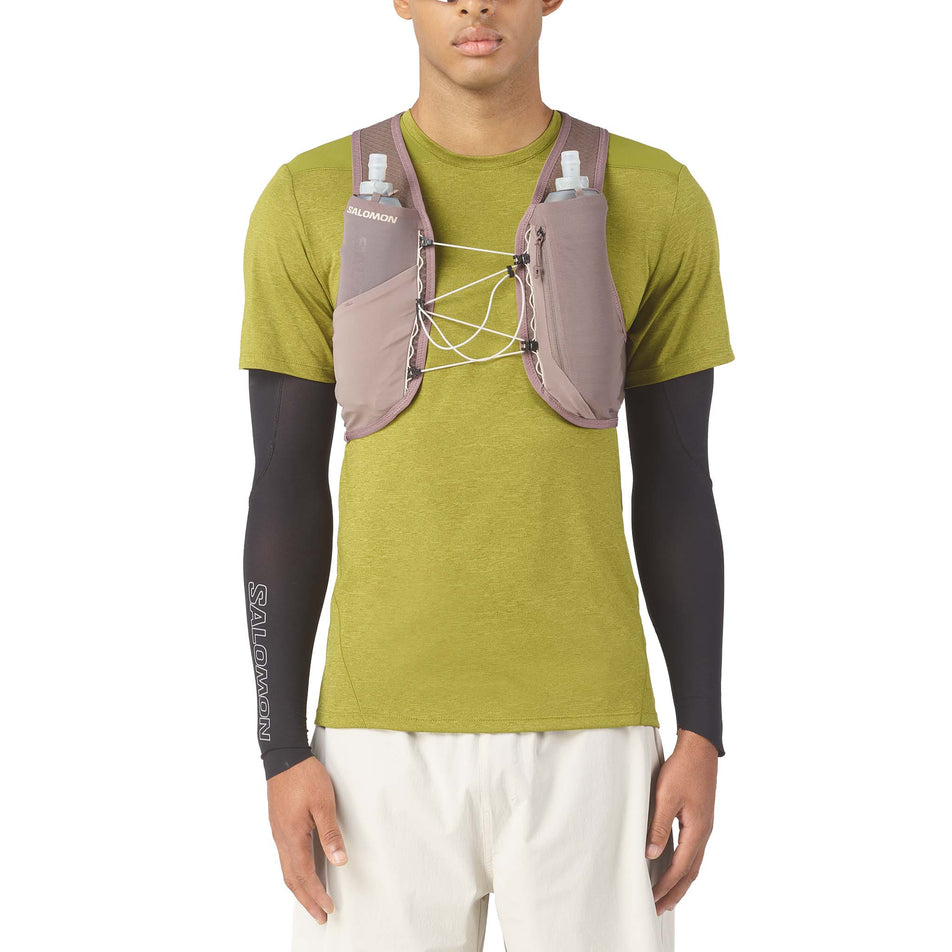 Front view of a model wearing the Salomon Unisex GRVL Skin 4 Running Vest in the Iron/Silver Cloud colourway.