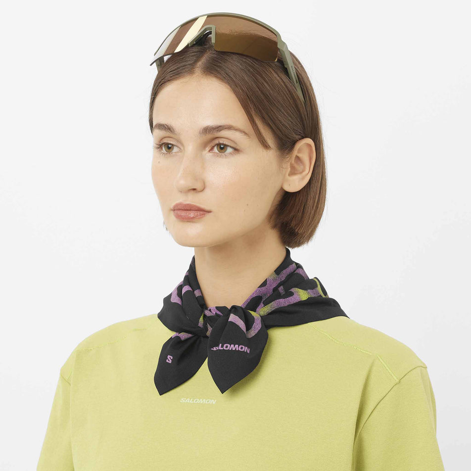 Front view of a model wearing the Salomon Unisex Bandana Gravel GFX in the Deep Black colourway.