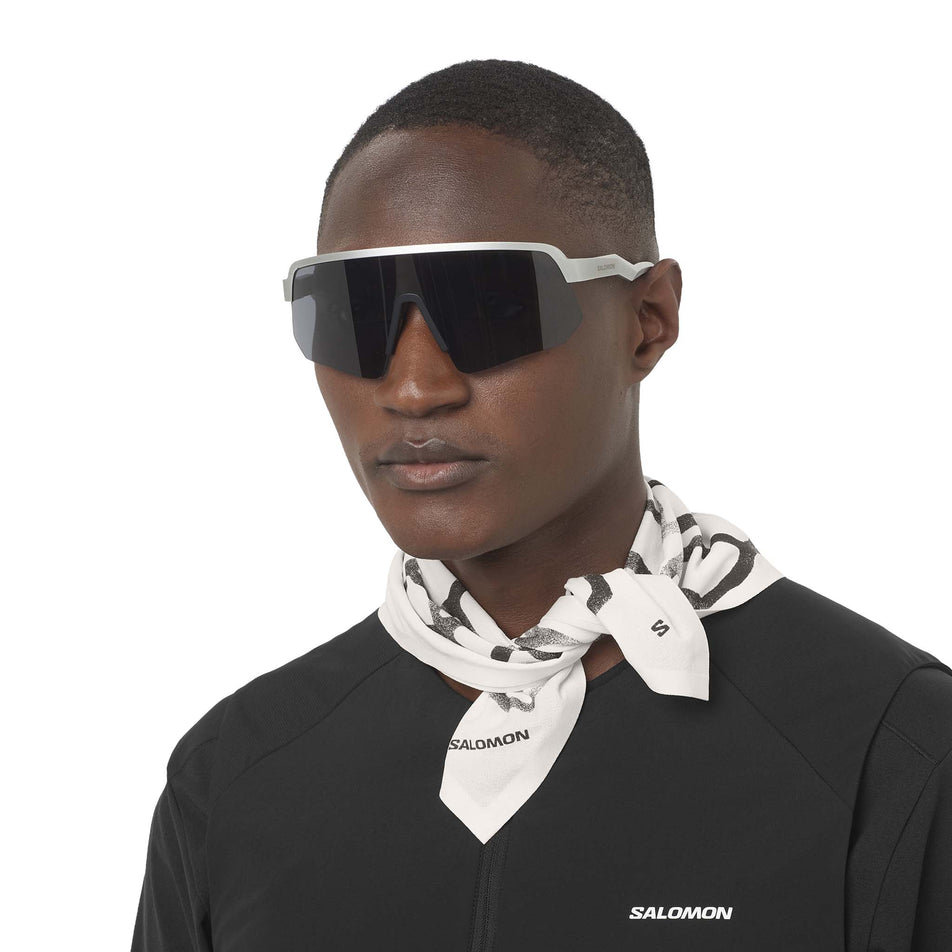 Front view of a model wearing the Salomon Unisex Bandana Gravel GFX in the Whisper White colourway.