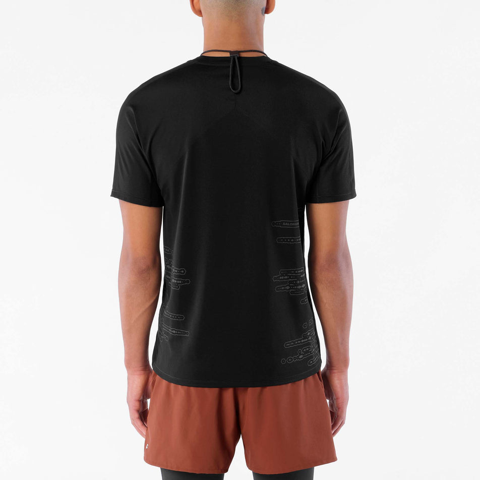 Back view of a model wearing the Salomon Men's Sense Aero SS Tee GFX in the Deep Black/Black Beauty colourway.