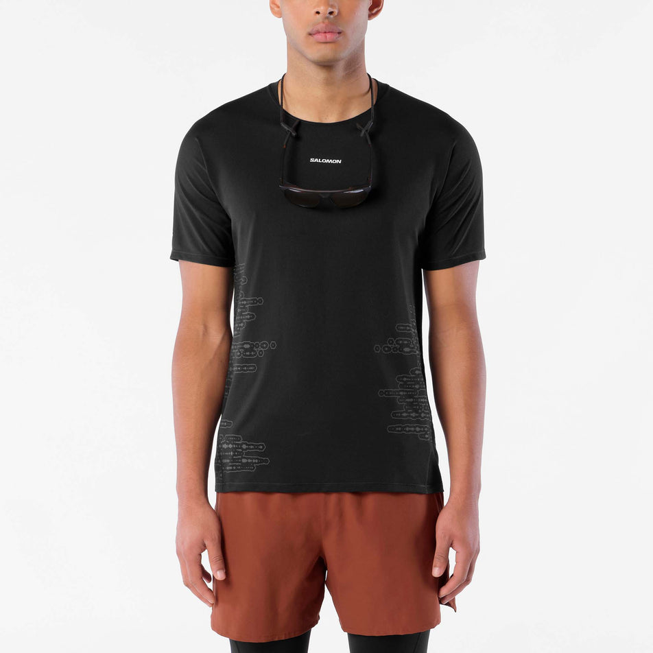 Front view of a model wearing the Salomon Men's Sense Aero SS Tee GFX in the Deep Black/Black Beauty colourway.