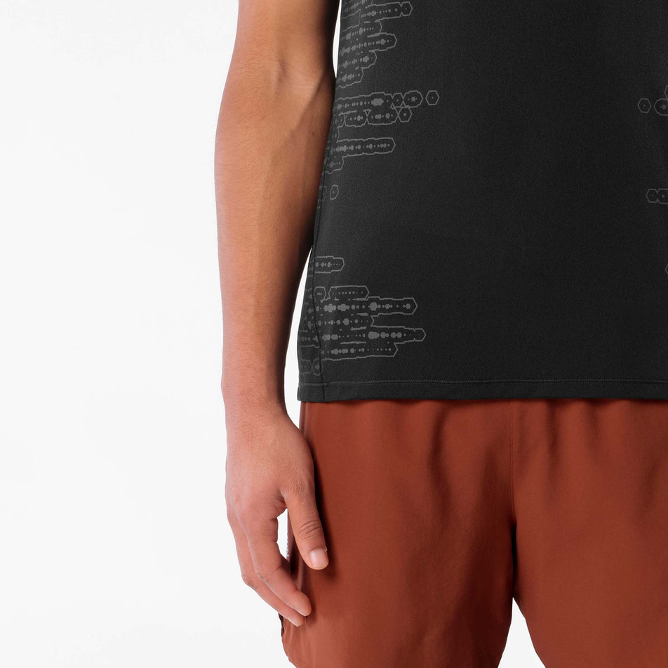 Front view of a model wearing the Salomon Men's Sense Aero SS Tee GFX in the Deep Black/Black Beauty colourway.
