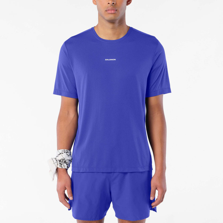 Front view of a model wearing the Salomon Men's Shakeout Core SS Tee in the Clematis Blue colourway.