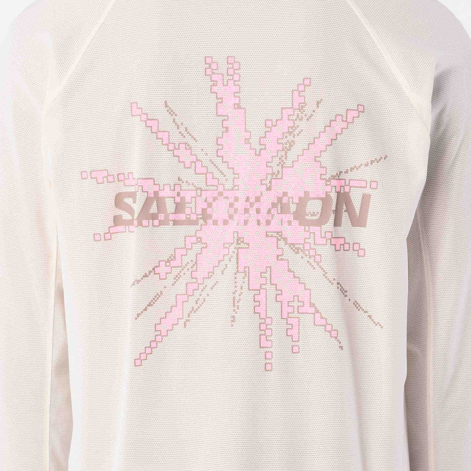 Close-up view of the graphic on the back of the Salomon Men's Shakeout Core Graphic Long Sleeve T-Shirt in the Whisper White/Pink Frosting colourway.