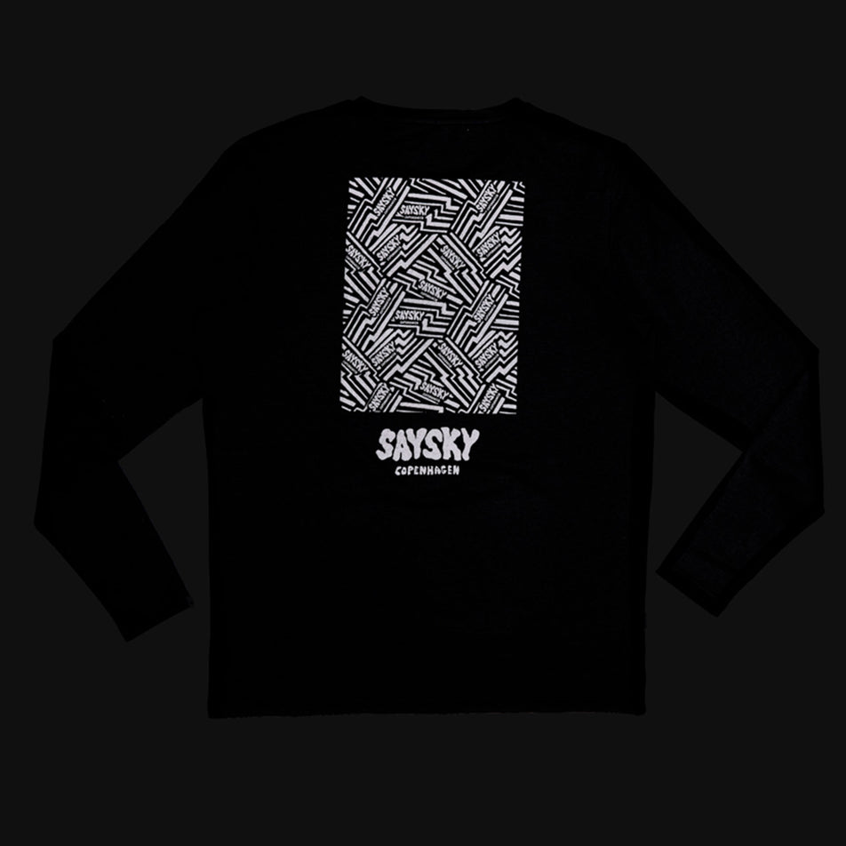 The reflective pattern on the back of the SAYSKY Men's Reflective Logo Pace Long Sleeve in the Black colourway.(8788224344226)