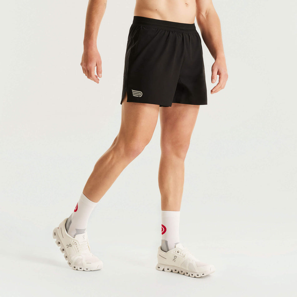Front view of a model wearing the Pressio Men's Elite 4.5