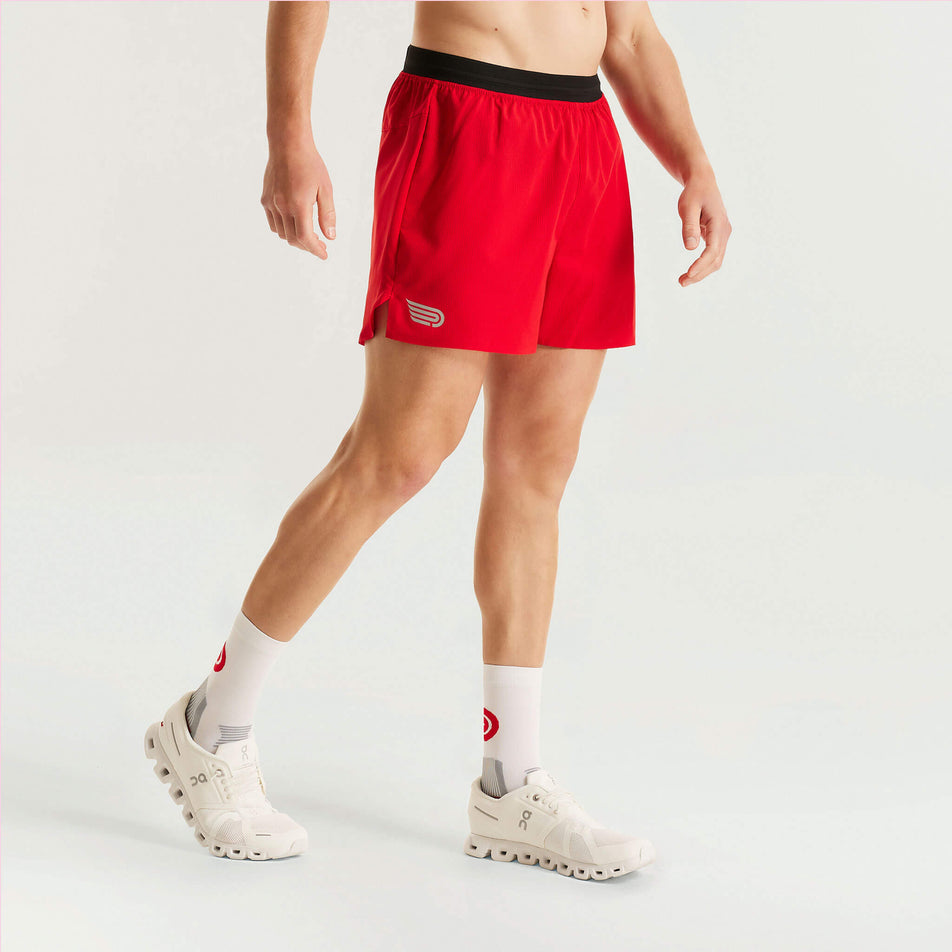 Front view of a model wearing the Pressio Men's Elite 4.5