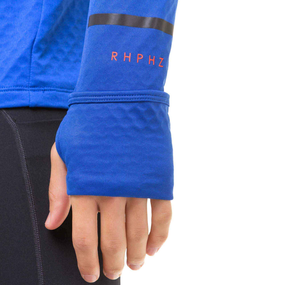 A model demonstrating that the ends of the sleeves - on a Ronhill Men's Tech Prism 1/2 Zip Tee - provide some coverage for the hands. (8032256393378)